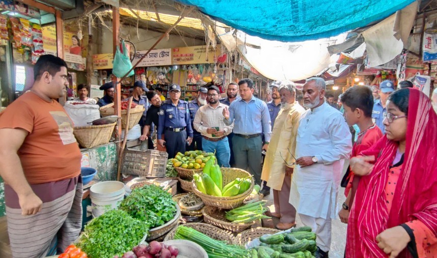 কুমিল্লায় দ্রব্যমূল্য নিয়ন্ত্রণে মোবাইল কোর্ট ৬ প্রতিষ্ঠান‌কে ১০ হাজার টাকা জ‌রিমানা